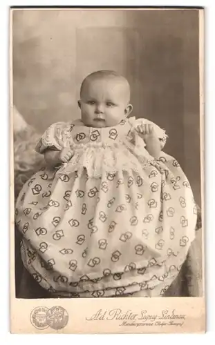 Fotografie Ad. Richter, Leipzig, Richter-Passage, Portrait Kleinkind im Kleid mit Spitzenbesatz