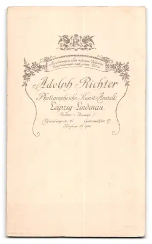 Fotografie Ad. Richter, Leipzig, Richter-Passage, Portrait Kleinkind im Kleid mit Spitzenbesatz