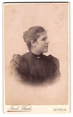 Fotografie Ferd. Thiele, Leipzig, Hospital-Str. 7, Portrait junge Frau im Biedermeierkleid mit Brosche