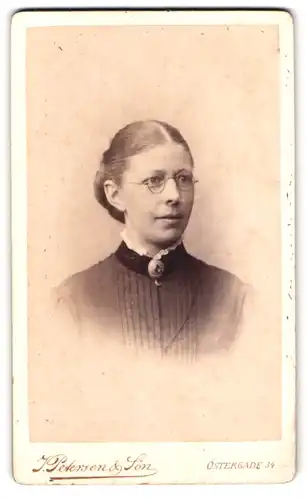 Fotografie J. Petersen & Sön, Kobenhavn, Östergade 34, Portrait Frau im Biedermeierkleid mit Brille