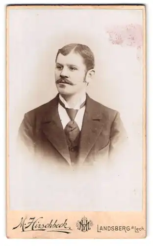 Fotografie M. Hirschbeck, Landsberg a. Lech, Portrait Mann im Anzug mit Schlips und Moustache