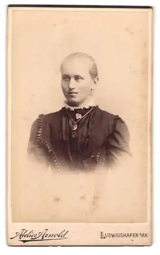 Fotografie Atelier Arnold, Ludwigshafen a. Rh., Oggersheimerstr. 4, Portrait junge Frau im Biedermeierkleid mit Kette
