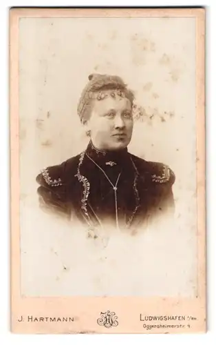 Fotografie J. Hartmann, Ludwigshafen a. Rh., Oggersheimerstr. 4, Portrait Dame im bestickten Kleid mit Locken
