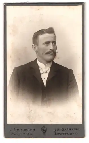 Fotografie J. Hartmann, Ludwigshafen a. Rh., Bismarckstr. 41, Portrait Herr im Anzug mit Fliege und Moustache