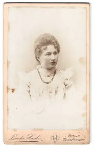 Fotografie Theodor Harder, Lunden, Portrait Frau im weissen Kleid mit Halskette und Locken