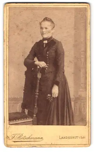 Fotografie F. Peitschmann, Landeshut i. Schl., Portrait Mädchen im Biedermeierkleid mit Dutt