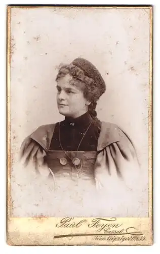 Fotografie Paul Feyen, Cassel, Neue Leipziger Str. 15, Portrait junge Dame im Kleid mit Locken und Hut