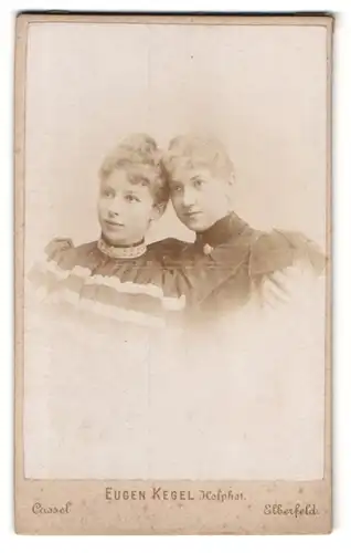 Fotografie Eugen Kegel, Cassel, Gr. Rosenstr. 5, Portrait zwei junge Frauen in Kleidern mit Locken