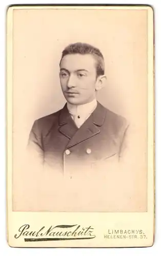 Fotografie Paul Nauschütz, Limbach i. S., Helenen-Str. 37, Portrait junger Knabe im Anzug mit Bürstenhaarschnitt