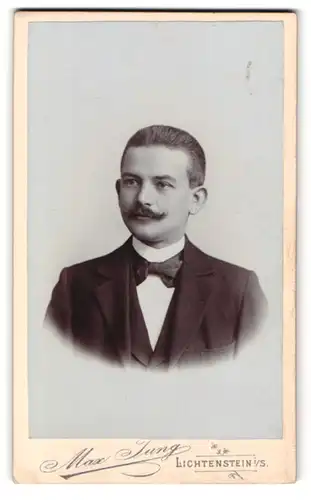 Fotografie Max Jung, Lichtenstein i. S., Schulgase 3, Portrait Mann im Anzug mit Fliege und Moustache
