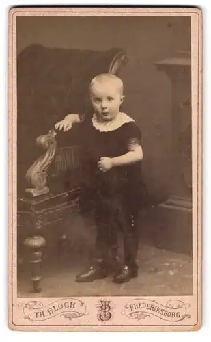 Fotografie Th. Bloch, Frederiksborg, Portrait kleines Kind im Kleid mit Spitzenkragen