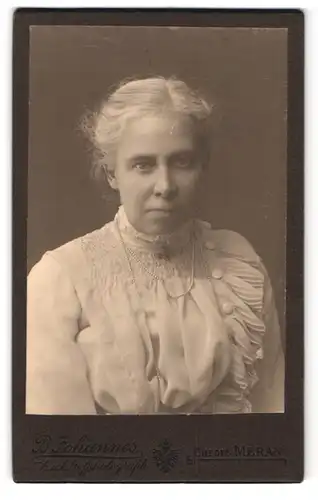 Fotografie B. Johannes, Meran, Portrait ältere Frau in weisser Bluse mit grauen Haaren