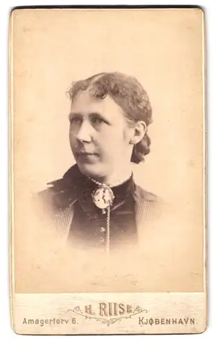 Fotografie H. Riise, Kjobenhavn, Amagertorv 6, Portrait Frau Thorlacius im Kleid mit Brosche