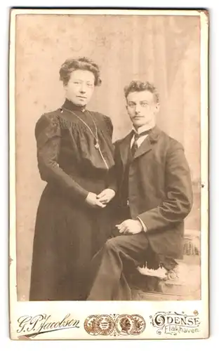 Fotografie G. P. Jacobsen, Odense, Flakhaven, Portrait Ehepaar im Kleid mit Kette und Anzug mit Schlips