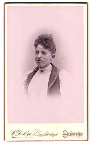 Fotografie C. Dahlquist, Helsingborg, Portrait junge Frau in weisser Bluse mit Hochsteckfrisur