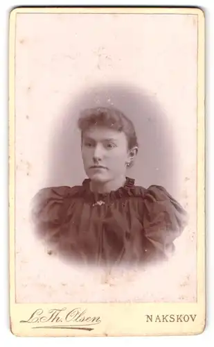 Fotografie Lo. Th. Olsen, Nakskov, Ostergade, Portrait junge Frau im Biedermeierkleid mit Locken