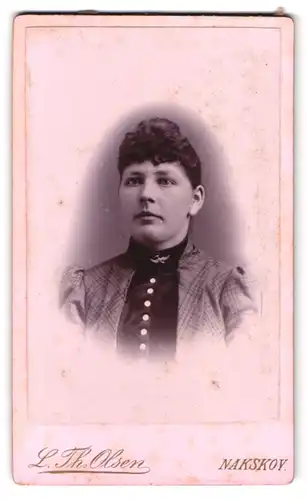 Fotografie L.Th. Olsen, Nakskov, Portrait Dame im karierten Kleid mit Locken