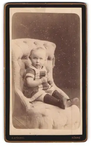 Fotografie G. Stöckel, Rönne, Portrait kleines Kind im Kleid mit Wollsocken