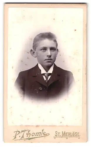 Fotografie P. Thomle, St. Merlöse, Portrait junger Knabe im Anzug mit Segelohren