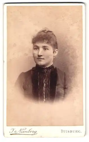 Fotografie J. Nienborg, Duisburg, König-Str. 4, Portrait Dame im Biedermeierkleid mit Locken
