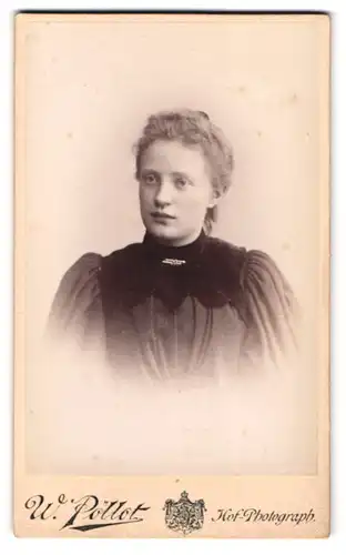 Fotografie W. Pöllot, Darmstadt, Hügelstr. 59, Portrait junge Frau im Biedermeierkleid mit Locken und Brosche