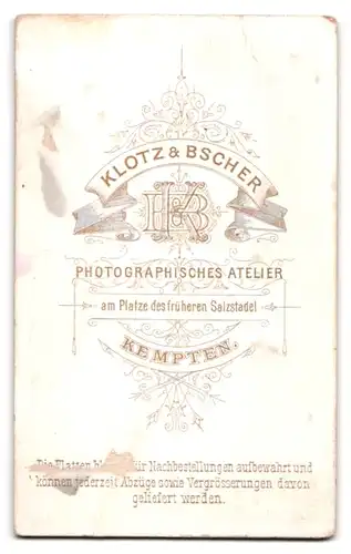 Fotografie Klotz & Bscher, Kempten, Portrait junger Mann im Anzug mit Fliege