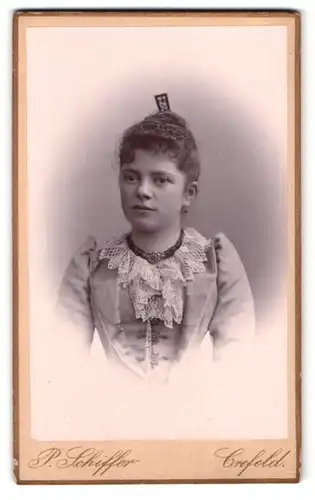Fotografie P. Schiffer, Crefeld, Neue Linnerstr. 74, Portrait Margarete Krick im Kleid mit Halsband und Hochsteckfrisur