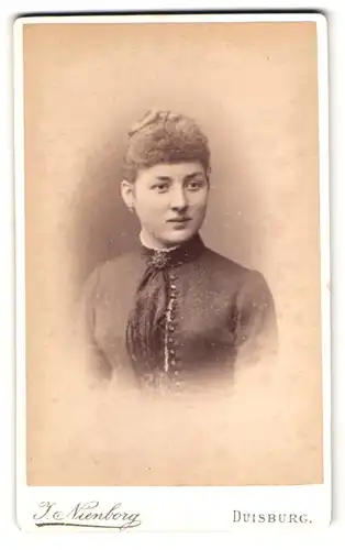 Fotografie J. Nienborg, Duisburg, König-Str. 4, Portrait junge Frau im Biedermeierkleid mit Locken