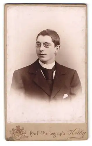 Fotografie Kolby, Chemnitz, König-Str. 21, Portrait junger Mann im Anzug mit Schlips und Zwicker Brille