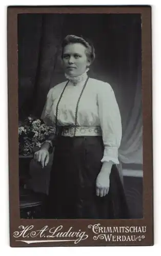 Fotografie H. A. Ludwig, Crimmitschau, Lindenstr. 7, Portrait Dame in weisser Bluse mit Halskette