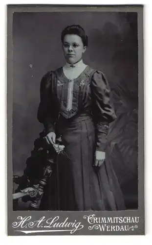 Fotografie H. A. Ludwig, Crimmitschau, Lindenstr. 7, Portrait Frau im Biedermeierkleid mit Brille