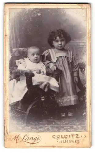 Fotografie M. Lange, Colditz i. S., Fürstenweg, Portrait zwei Kinder in Kleidern mit Locken