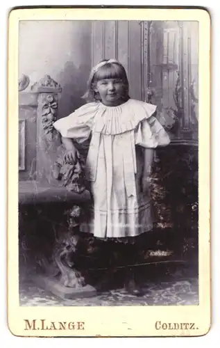 Fotografie M. Lange, Colditz, Portrait Mädchen im weissen Kleid mit Haarschleife