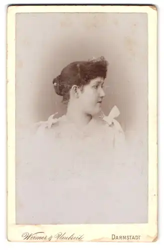 Fotografie Weimer & Umbreit, Darmstadt, Dieburgerstr. 6, Portrait Dame im weissen Kleid mit Locken