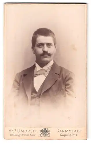 Fotografie Heinrich Umbreit, Darmstadt, Soderstr. 8, Portrait Herr im Anzug mit Fliege und Moustache
