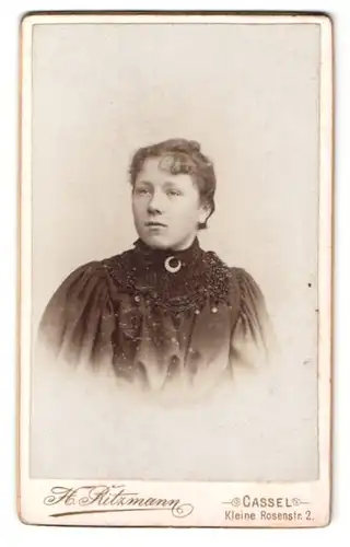 Fotografie H. Ritzmann, Cassel, Kleine Rosenstr. 2, Portrait junge Frau im Biedermeierkleid mit Locken