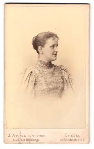 Fotografie J. Appel, Cassel, gr. Friedrich-Str. 3, Portrait Dame im karierten Kleid mit Dutt