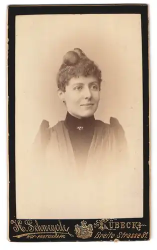 Fotografie H. Schwegerle, Lübeck, Breite Str. 31, Junge Frau mit Hochsteckfrisur