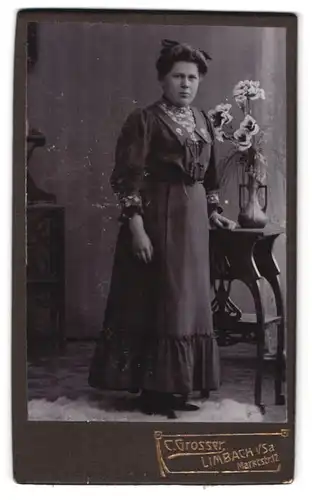 Fotografie C. Grosser, Limbach i. Sa., Marktstrasse 12, Frau im bodenlangen Kleid