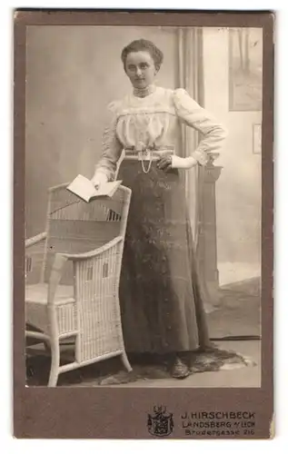Fotografie J. Hirschbeck, Landsberg a. Lech, Brudergasse 216, Junge Frau mit Buch posierend