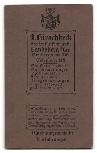 Fotografie J. Hirschbeck, Landsberg a. Lech, Brudergasse 216, Junge Frau mit Buch posierend