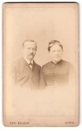 Fotografie Carl Bellach, Leipzig, Gellert-Strasse 12, elegant gekleidetes Paar