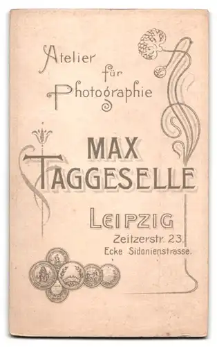 Fotografie M. Taggeselle, Leipzig, Zeitzerstrasse 23, junge Frau mit hochgeschlossenem Kleid