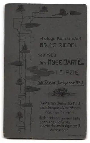 Fotografie Bruno Riedel, Leipzig, Rosenthalgasse 9, niedliches Mädchen im Kleid