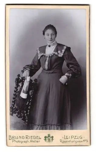 Fotografie Bruno Riedel, Leipzig, Rosenthalgasse 9, Frau in elegantem Kleid