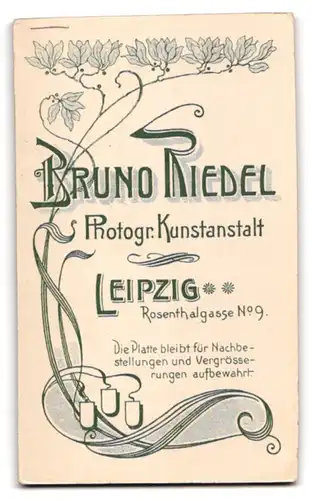 Fotografie Bruno Riedel, Leipzig, Rosenthalgasse 9, Frau in elegantem Kleid