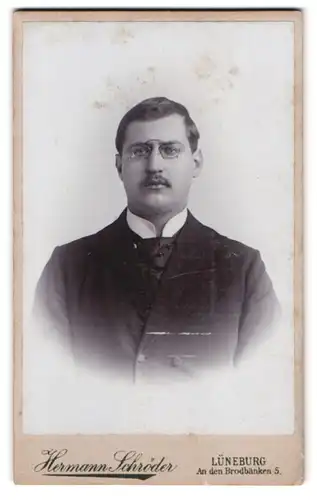 Fotografie Hermann Schröder, Lüneburg, An den Brodbänken 5, ernster Mann mit Zwicker Brille