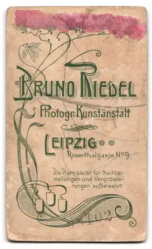 Fotografie Bruno Riedel, Leipzig, Rosenthalgasse 9, süsses Mädchen im weissen Kleid