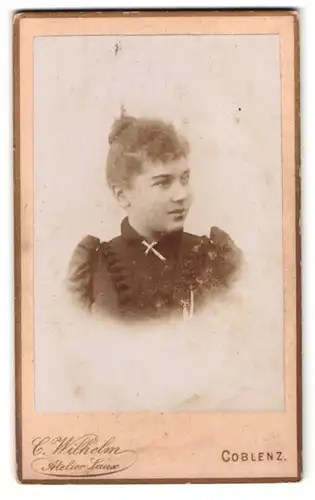Fotografie C. Wilhelm, Coblenz, Löhrrondell 5A, junge Frau mit Hochsteckfrisur