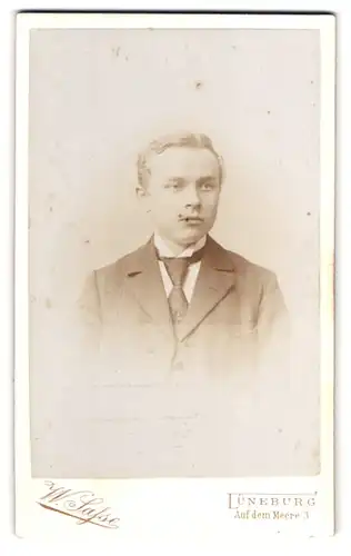 Fotografie W. Sasse, Lüneburg, Auf dem Meere 3, Junger Mann mit Krawatte